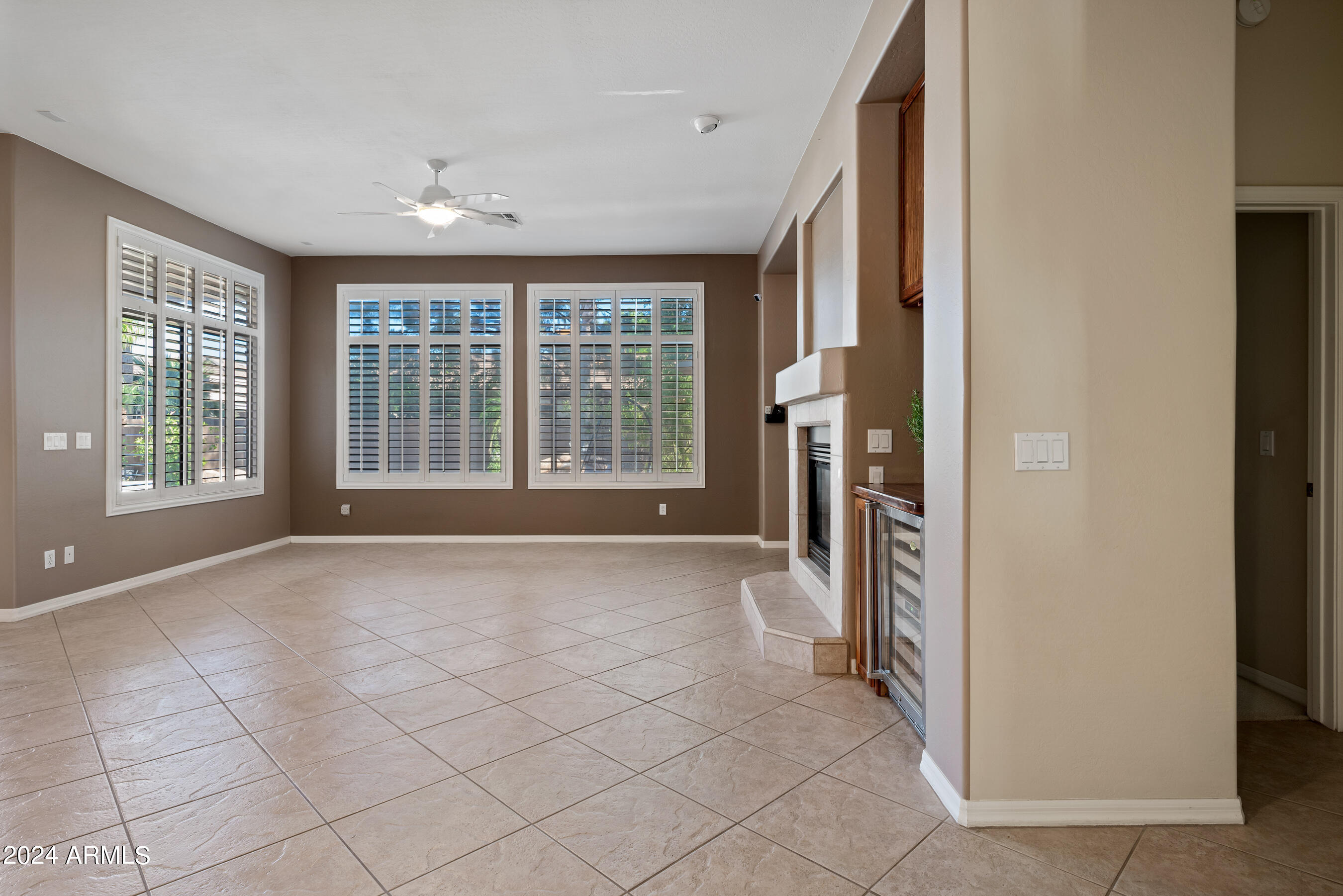 2441 W THOMPSON Way