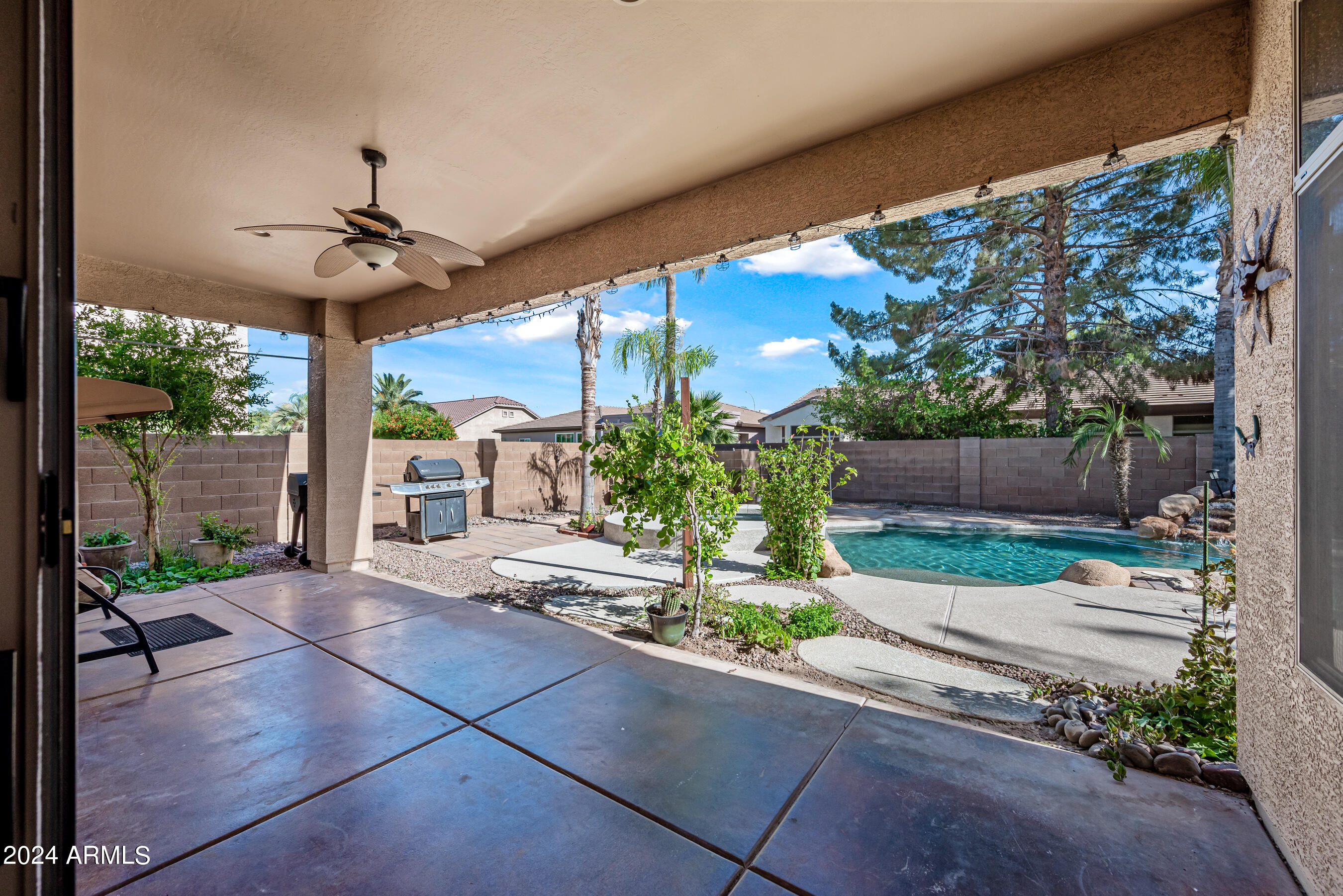 2441 W THOMPSON Way