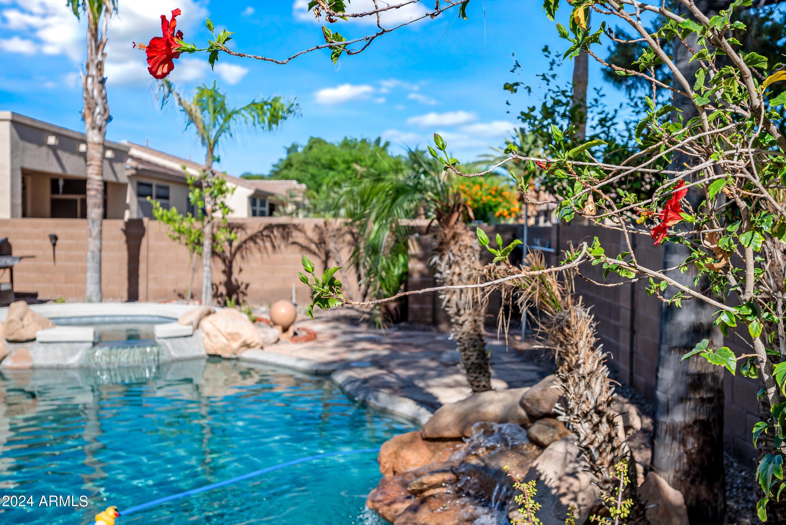 2441 W THOMPSON Way