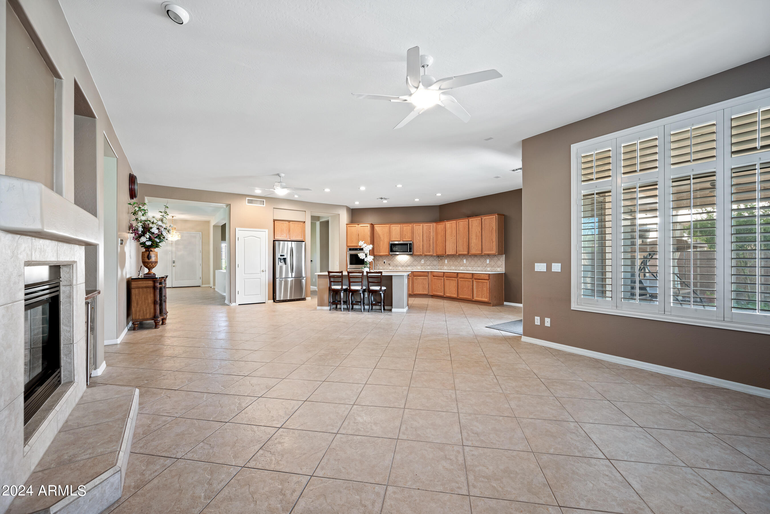 2441 W THOMPSON Way