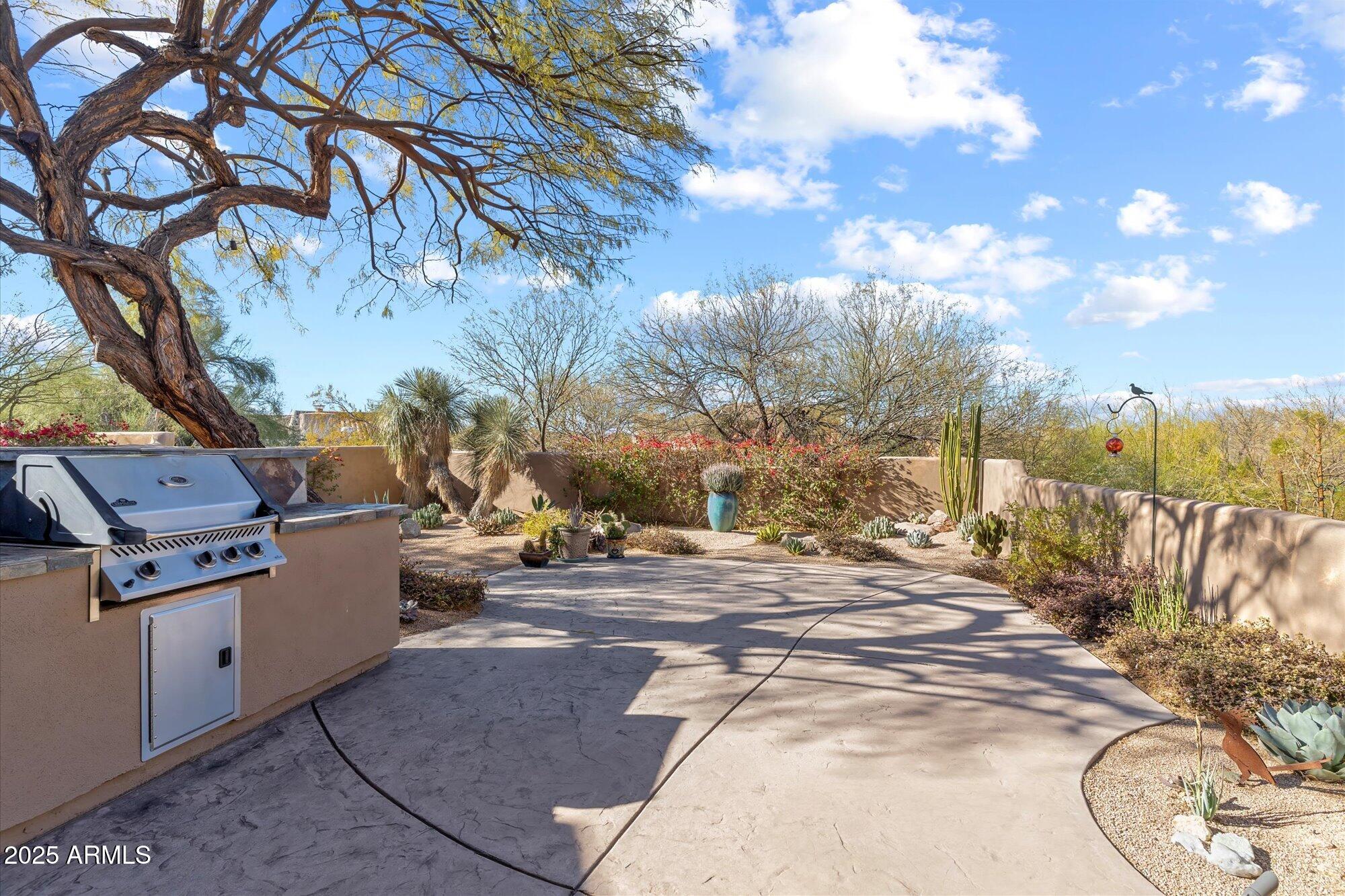9221 E WHITETHORN Circle