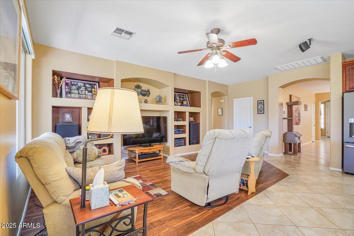 1145 E WINCHESTER Place