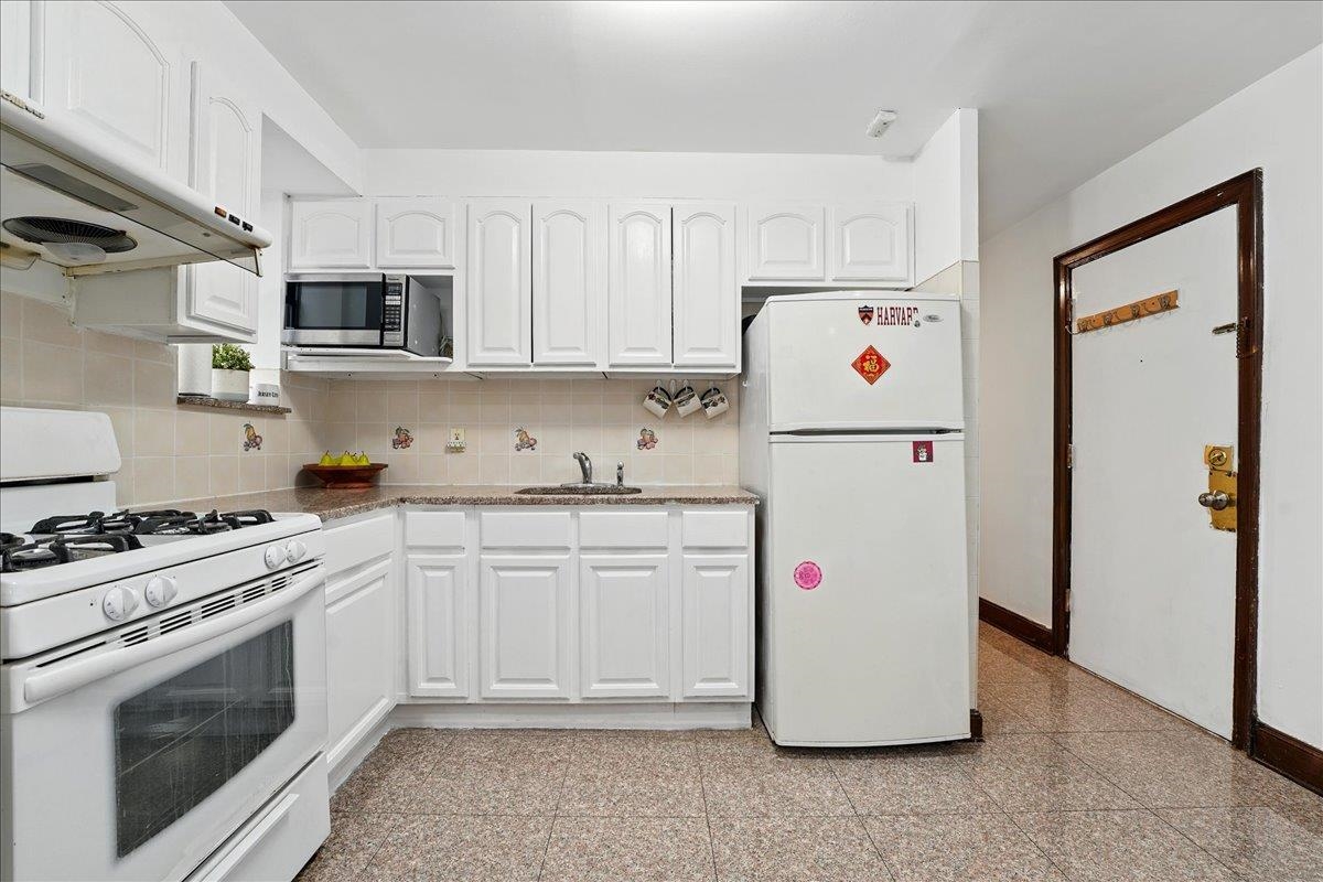 164 OGDEN AVE Unit: 105