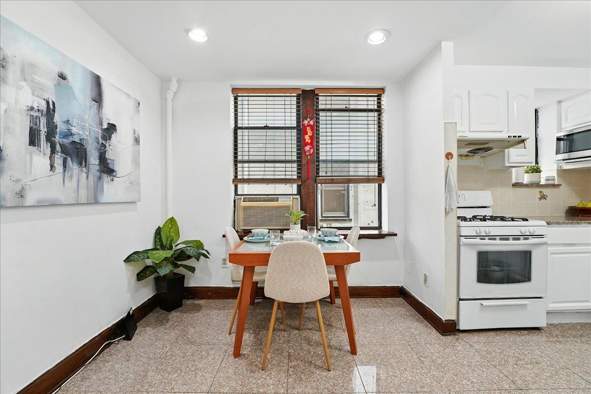 164 OGDEN AVE Unit: 105