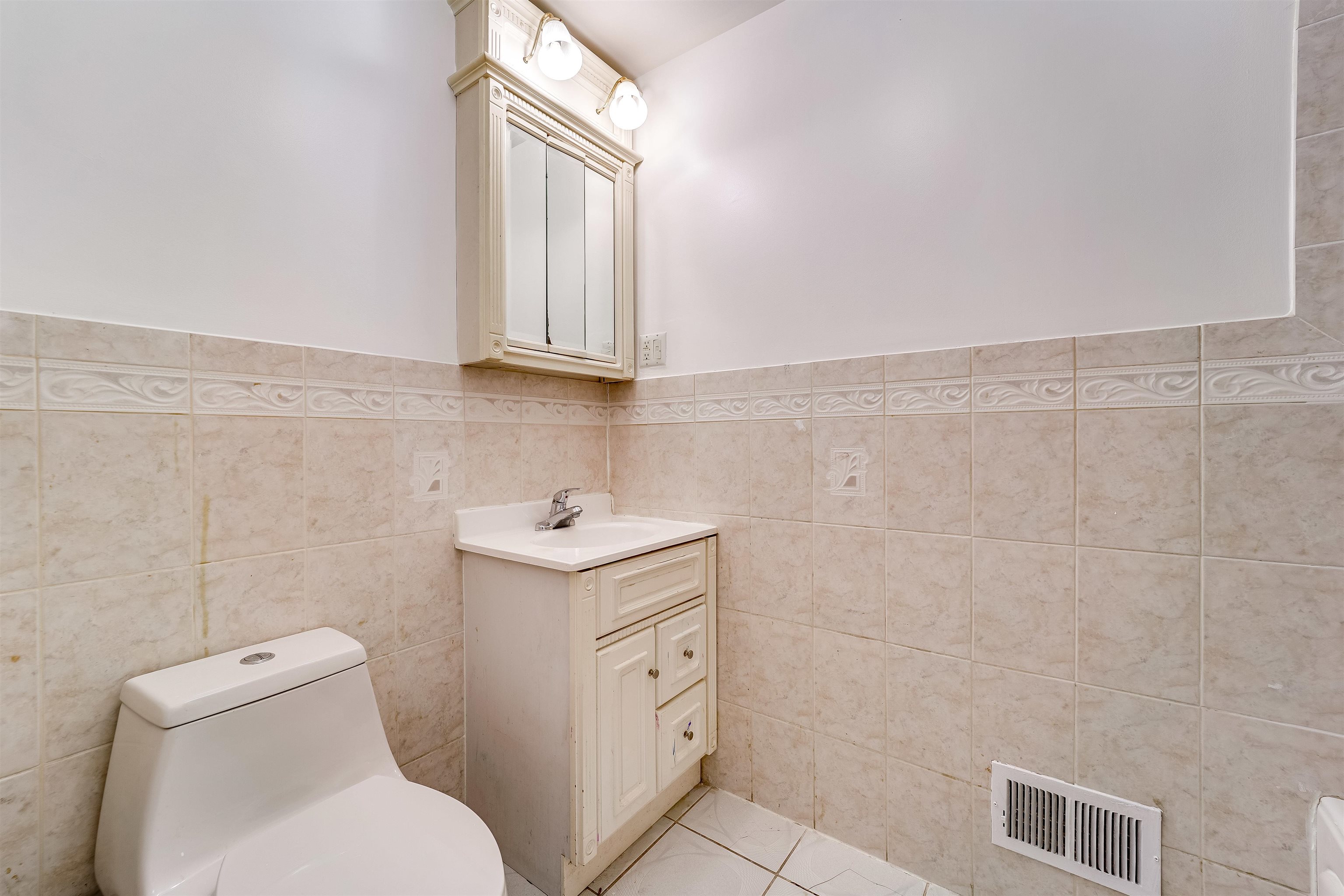 375 OGDEN AVE Unit: 1