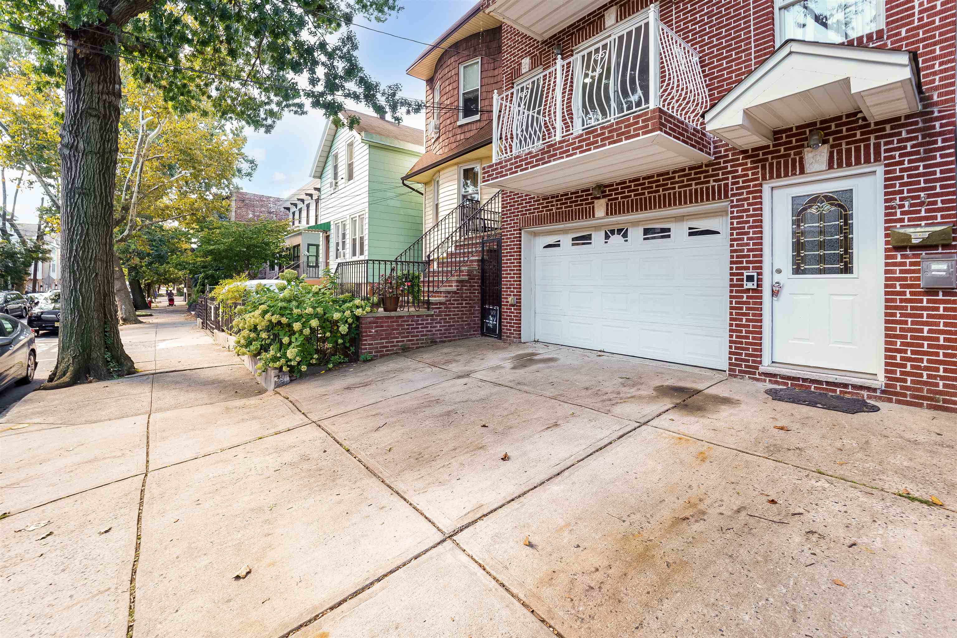 375 OGDEN AVE Unit: 1