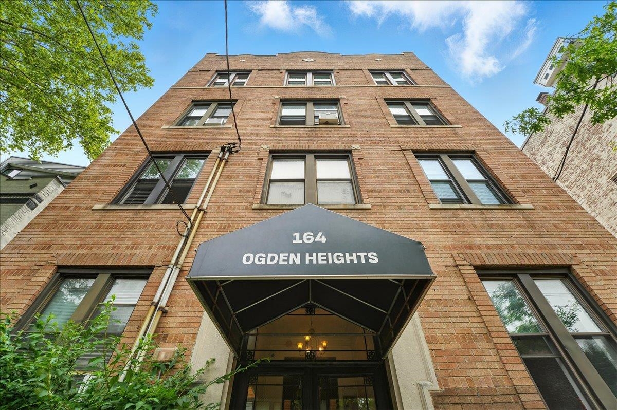 164 OGDEN AVE Unit: 105
