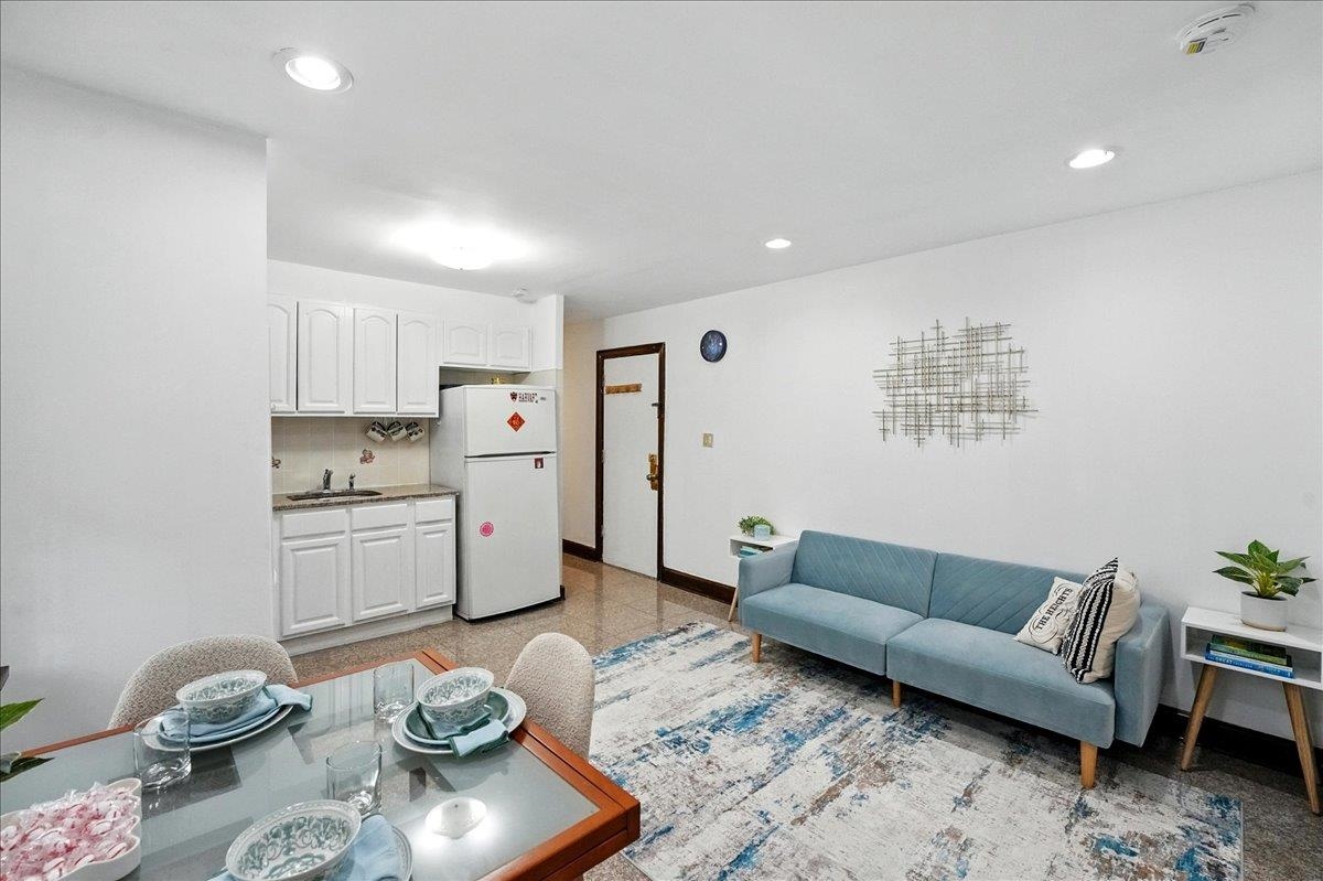 164 OGDEN AVE Unit: 105