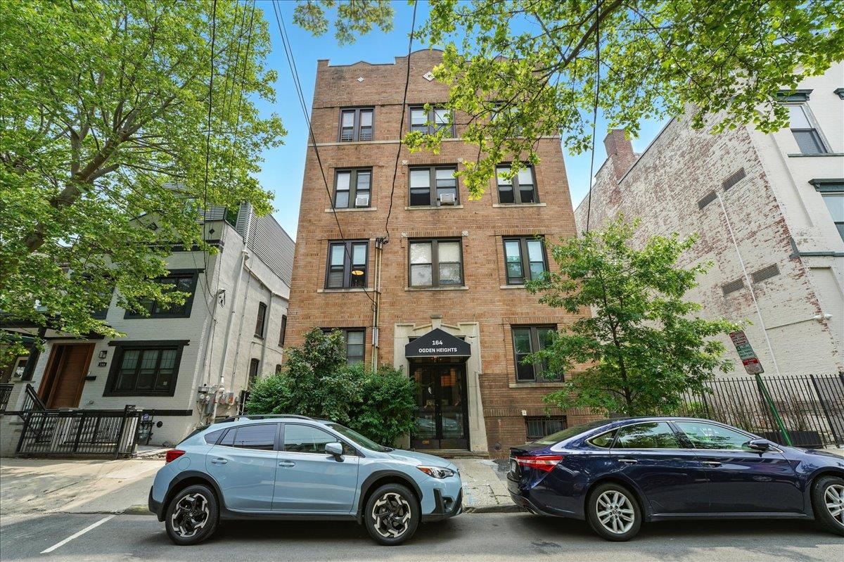 164 OGDEN AVE Unit: 105