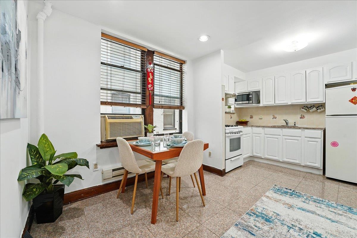 164 OGDEN AVE Unit: 105