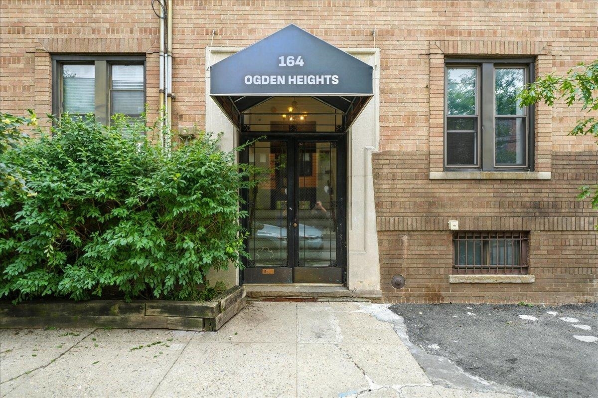 164 OGDEN AVE Unit: 105