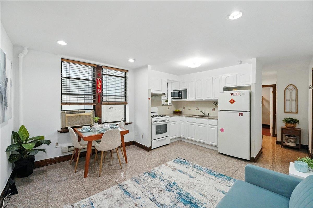 164 OGDEN AVE Unit: 105