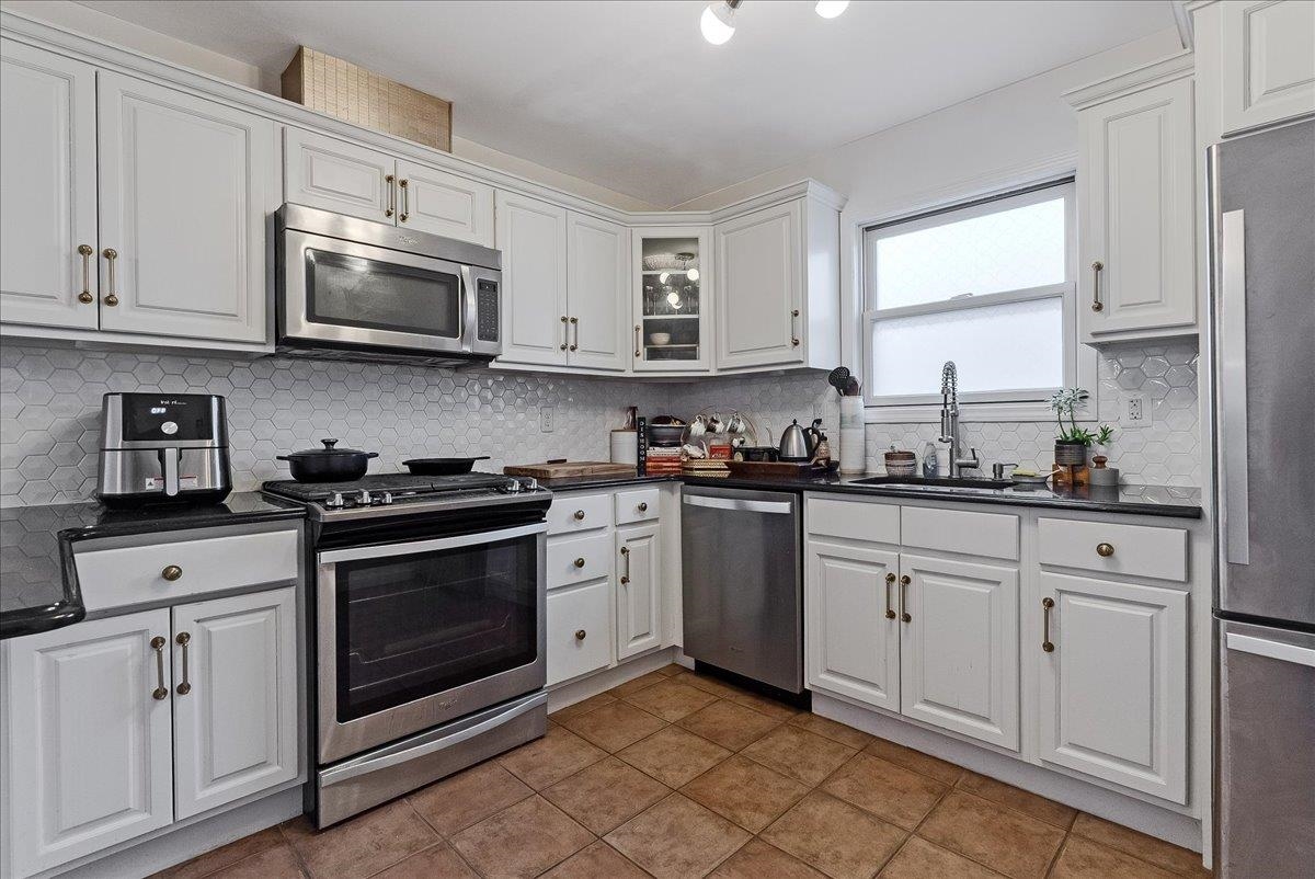 221 SHERMAN AVE Unit: 2
