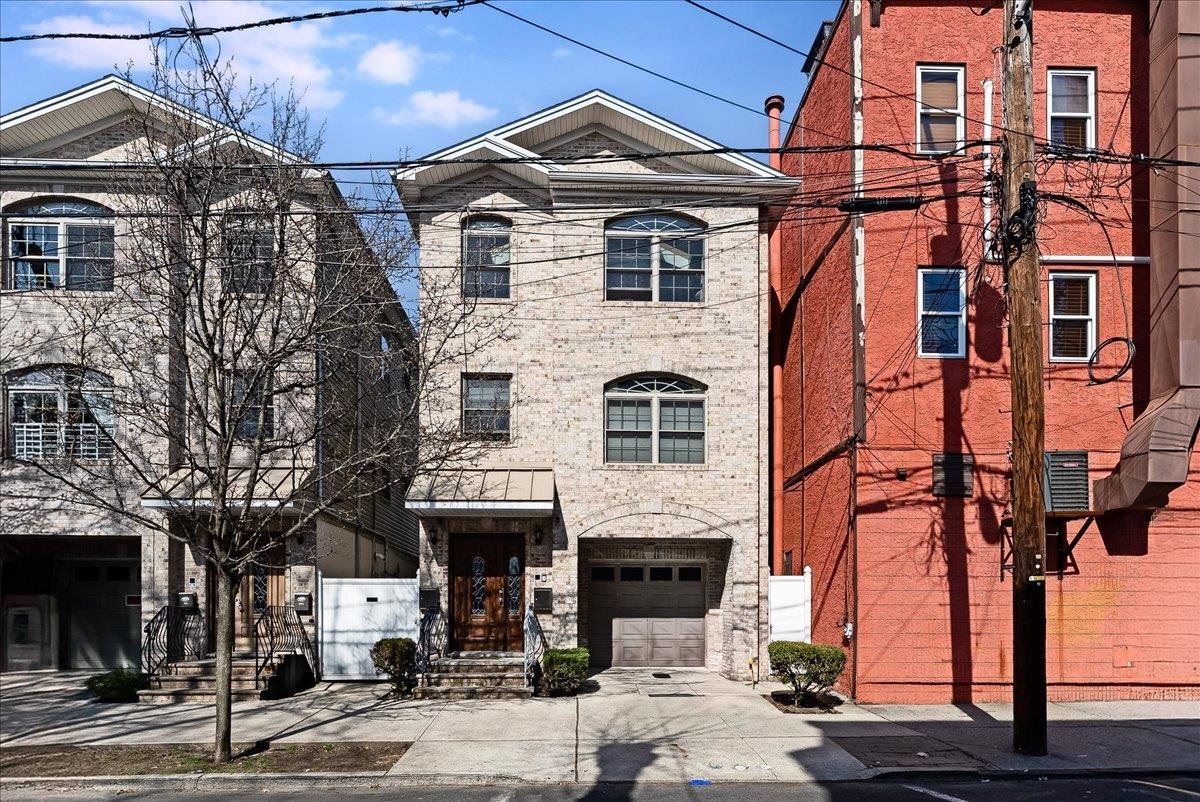 221 SHERMAN AVE Unit: 2