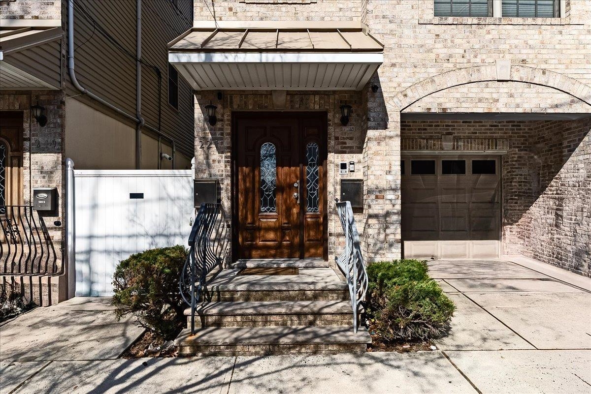 221 SHERMAN AVE Unit: 2