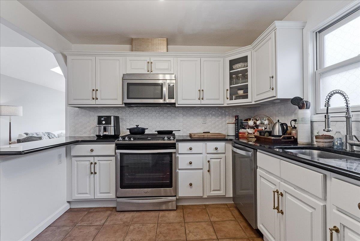 221 SHERMAN AVE Unit: 2