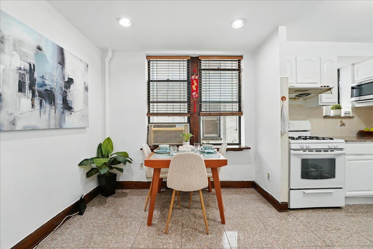 164 OGDEN AVE Unit: 105