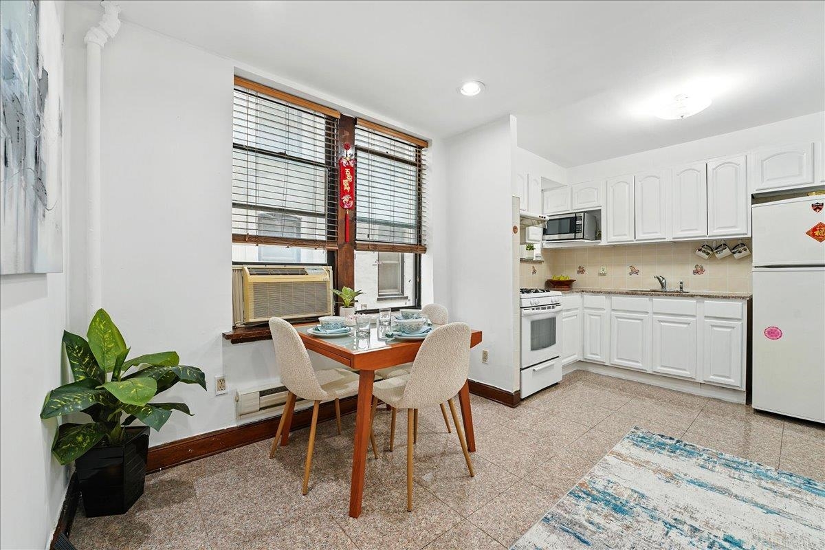 164 OGDEN AVE Unit: 105