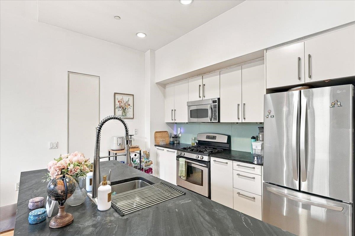 4 BEACON WAY Unit: 14