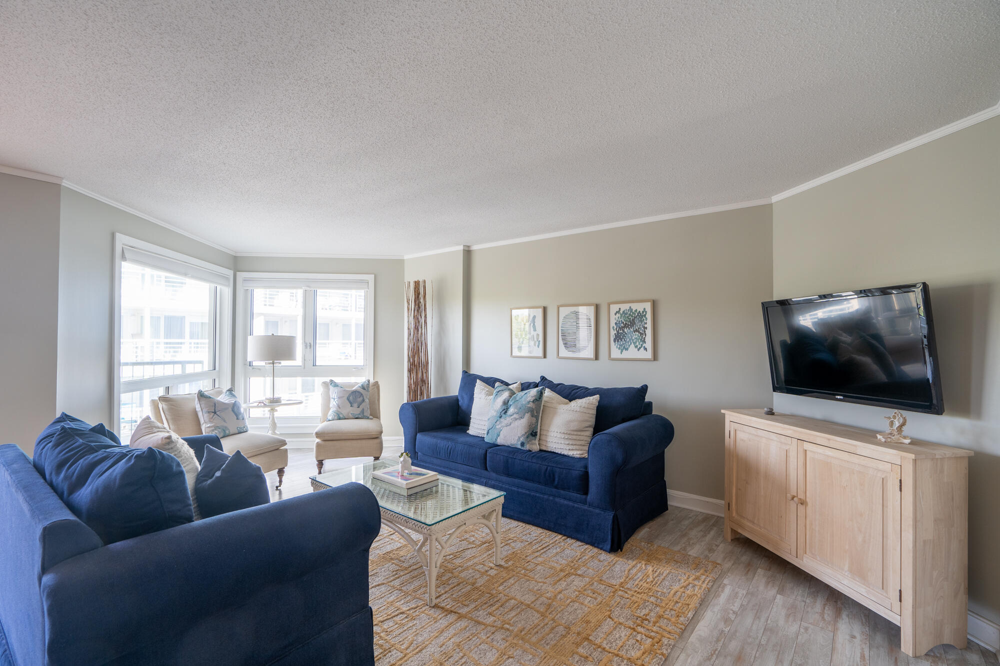 219 E Grand Avenue, 5C