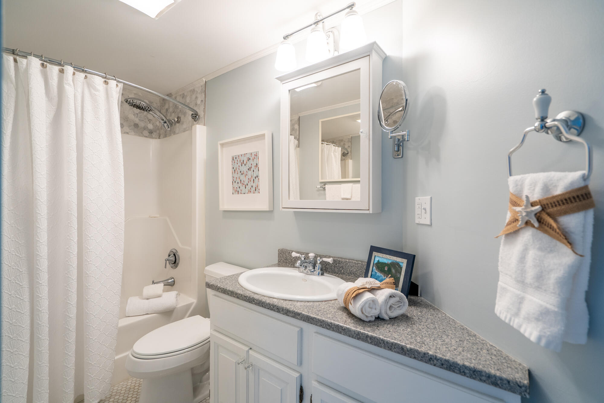 219 E Grand Avenue, 5C