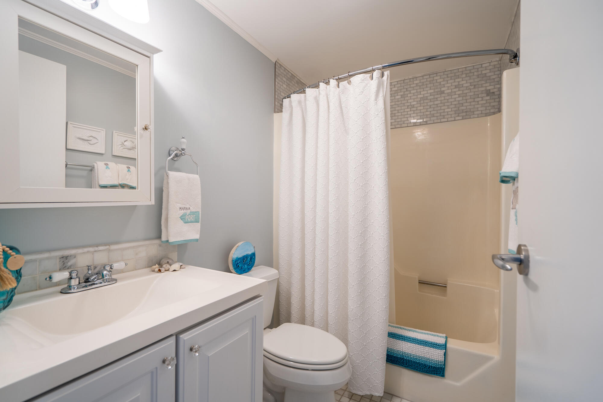 219 E Grand Avenue, 5C