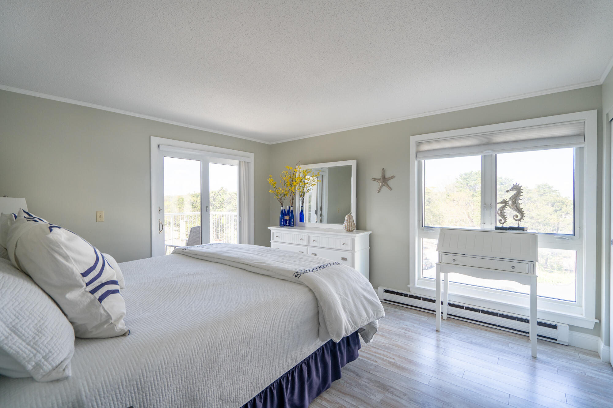 219 E Grand Avenue, 5C