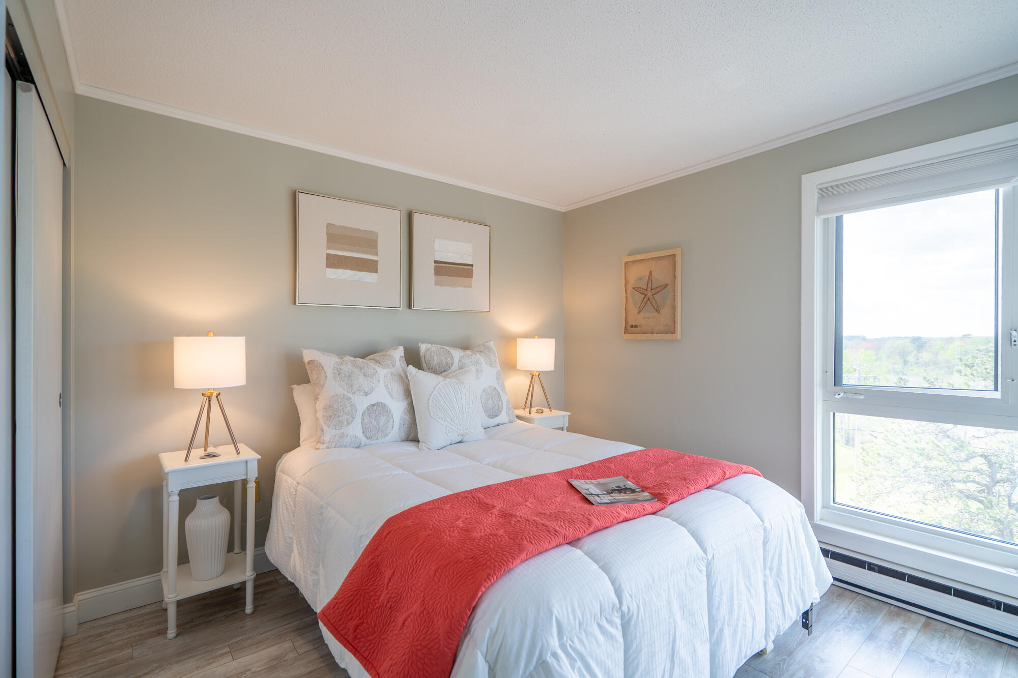 219 E Grand Avenue, 5C