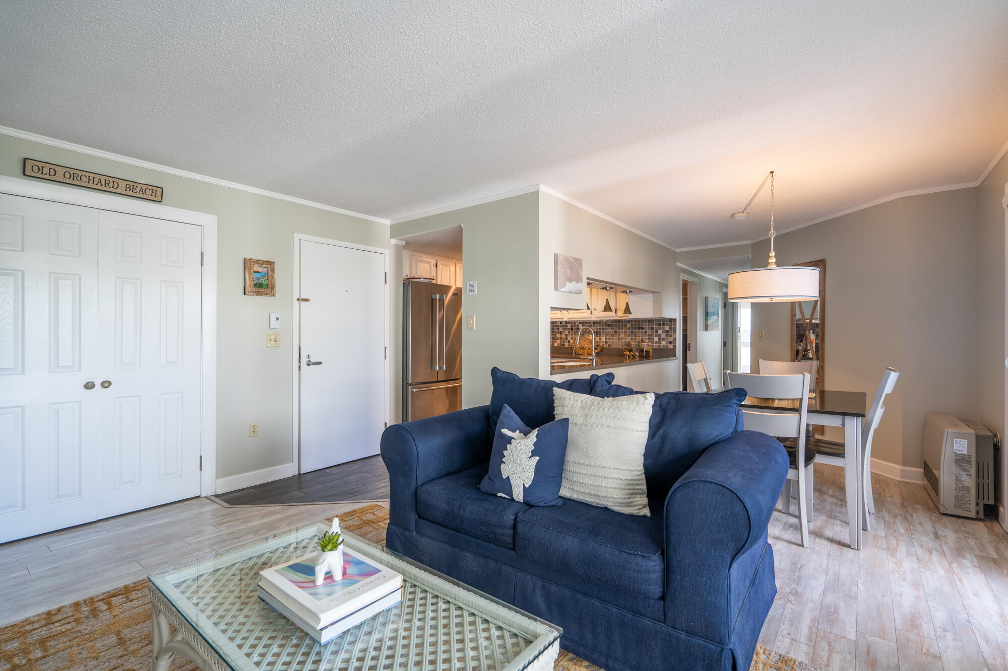 219 E Grand Avenue, 5C