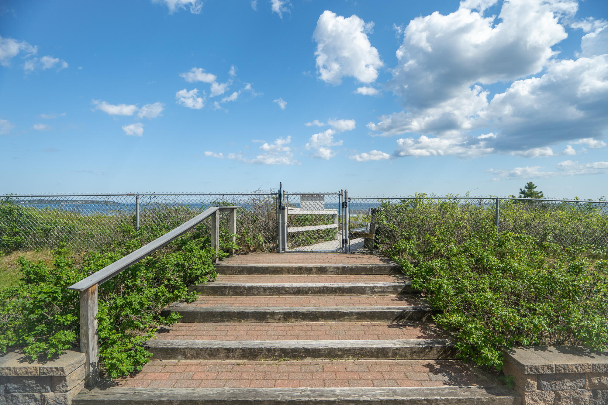 219 E Grand Avenue, 5C