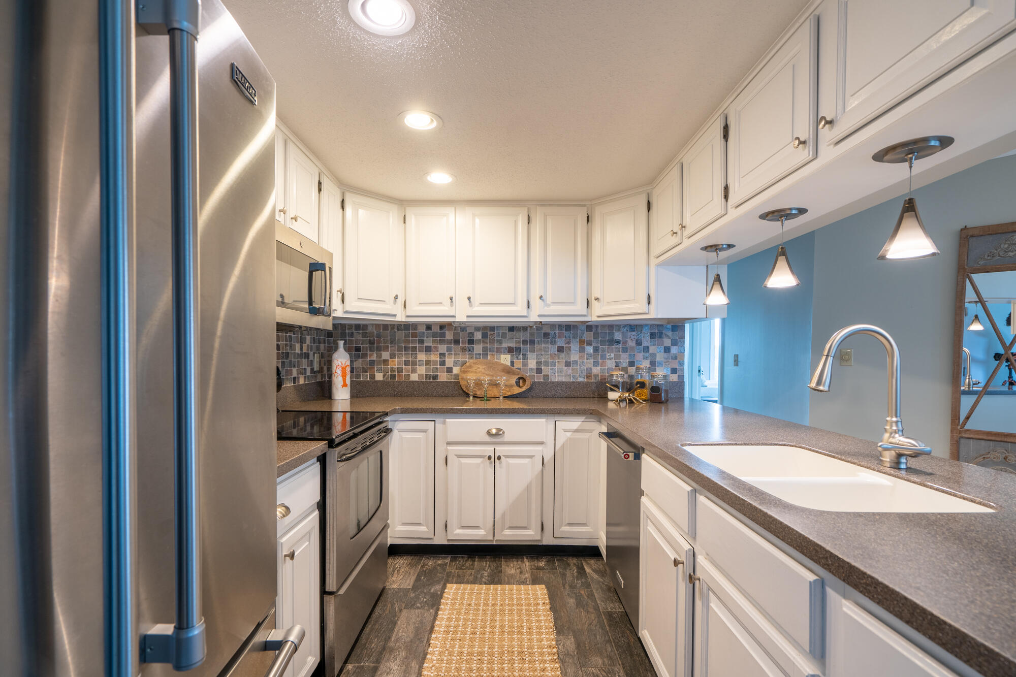 219 E Grand Avenue, 5C