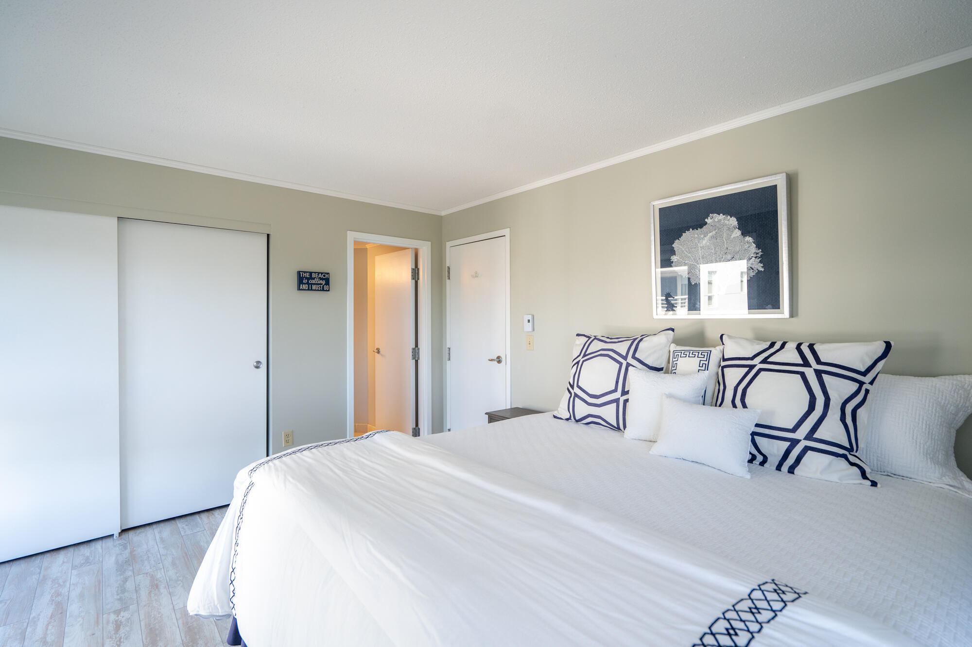 219 E Grand Avenue, 5C