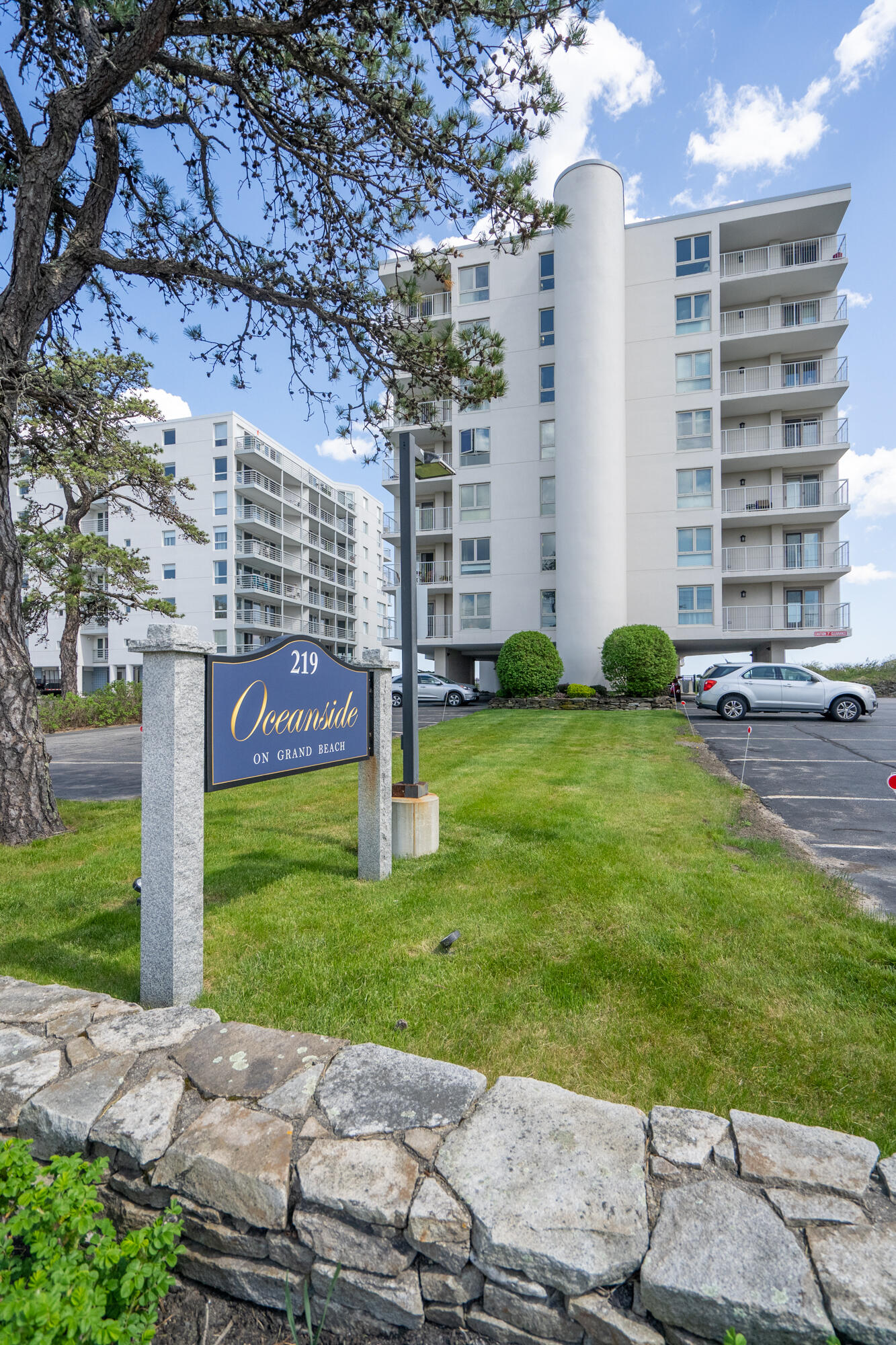 219 E Grand Avenue, 5C