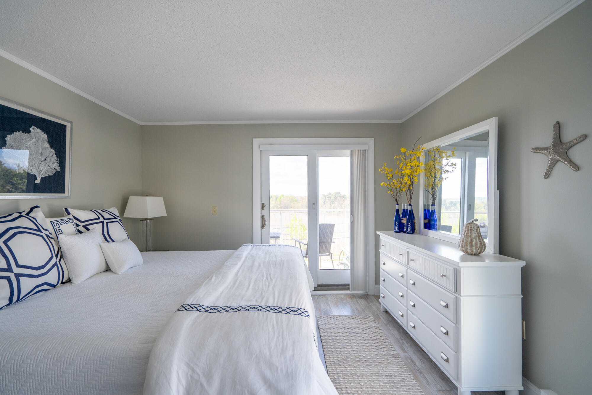 219 E Grand Avenue, 5C