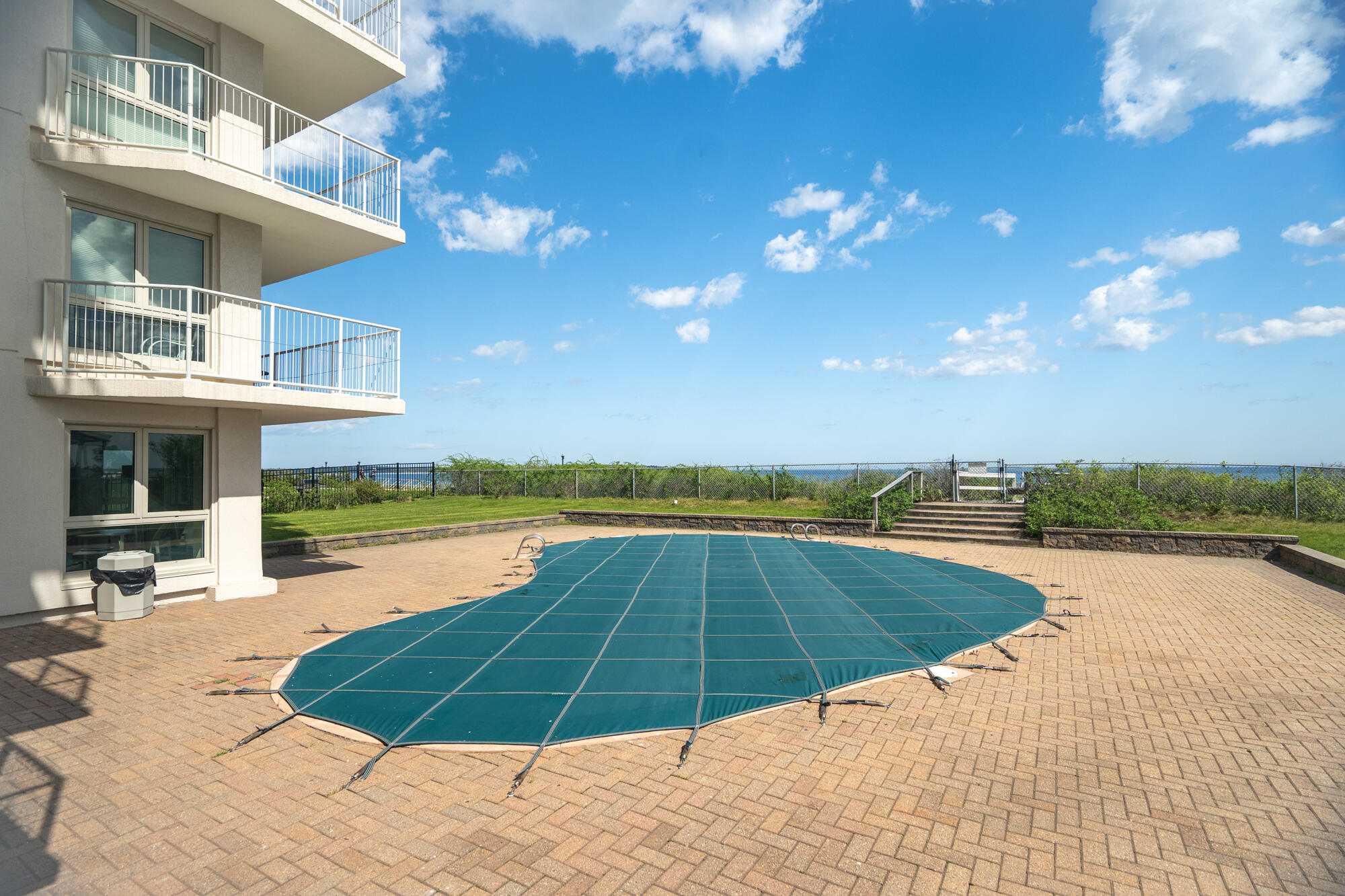 219 E Grand Avenue, 5C