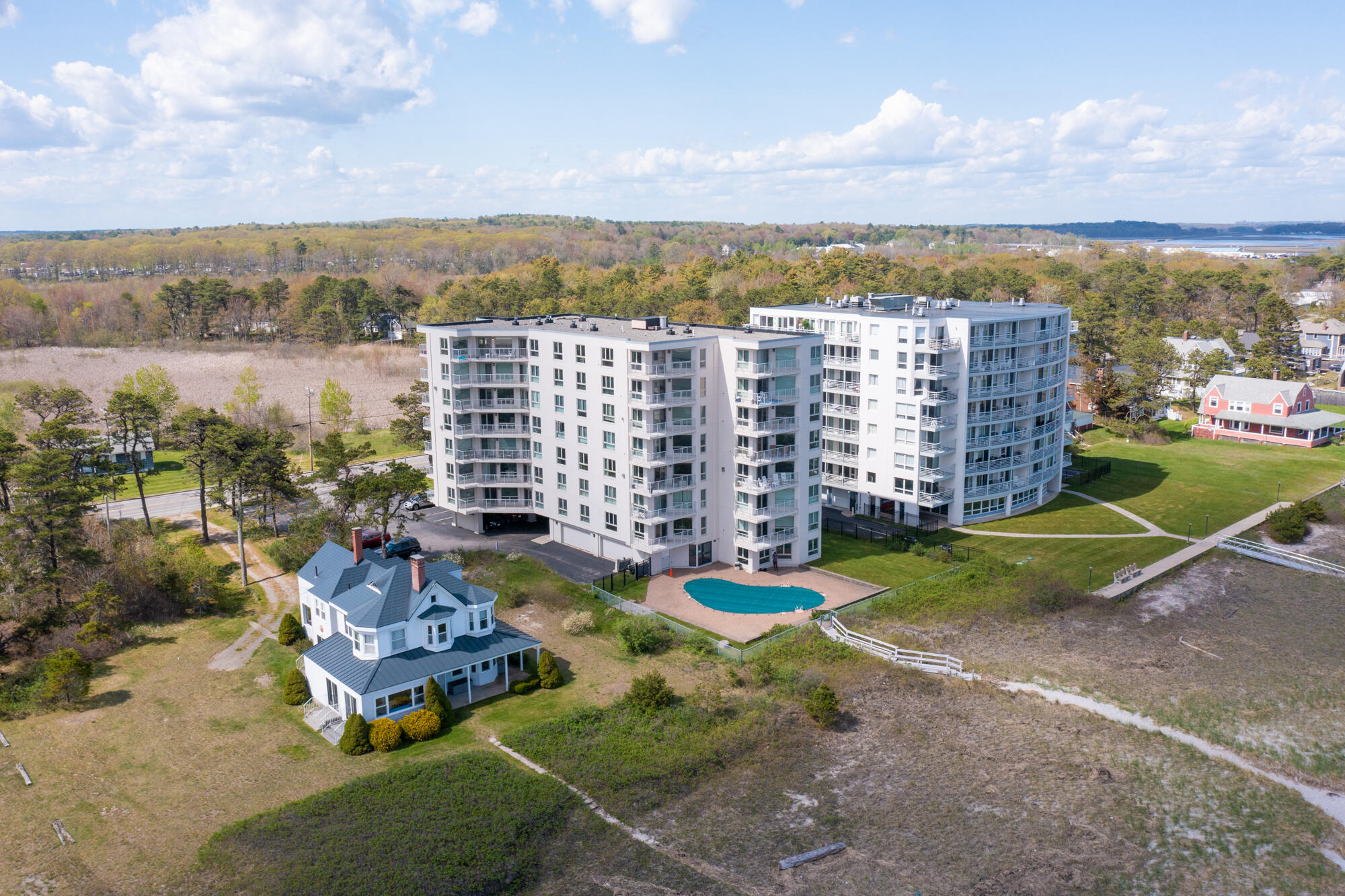 219 E Grand Avenue, 5C