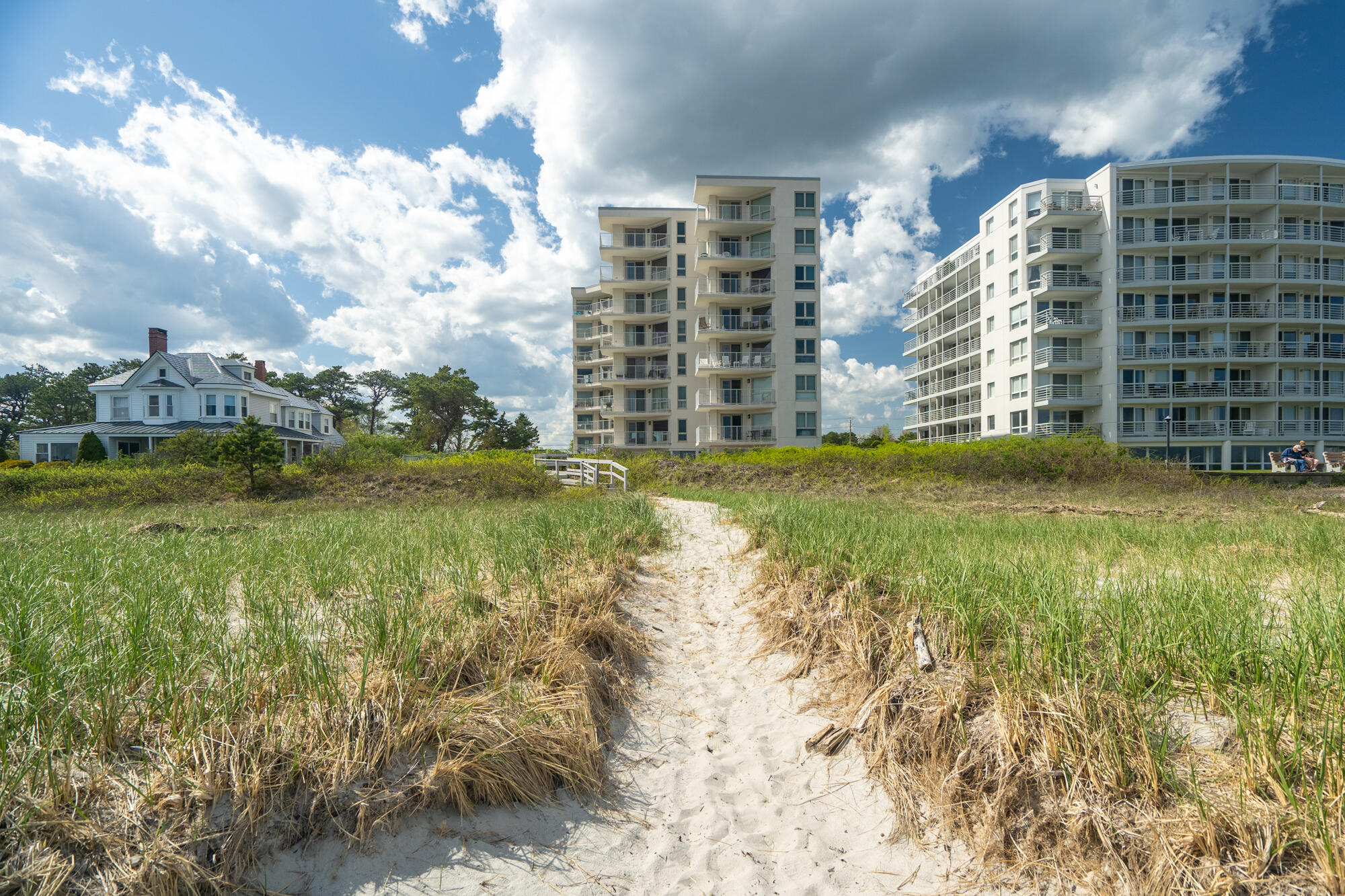 219 E Grand Avenue, 5C