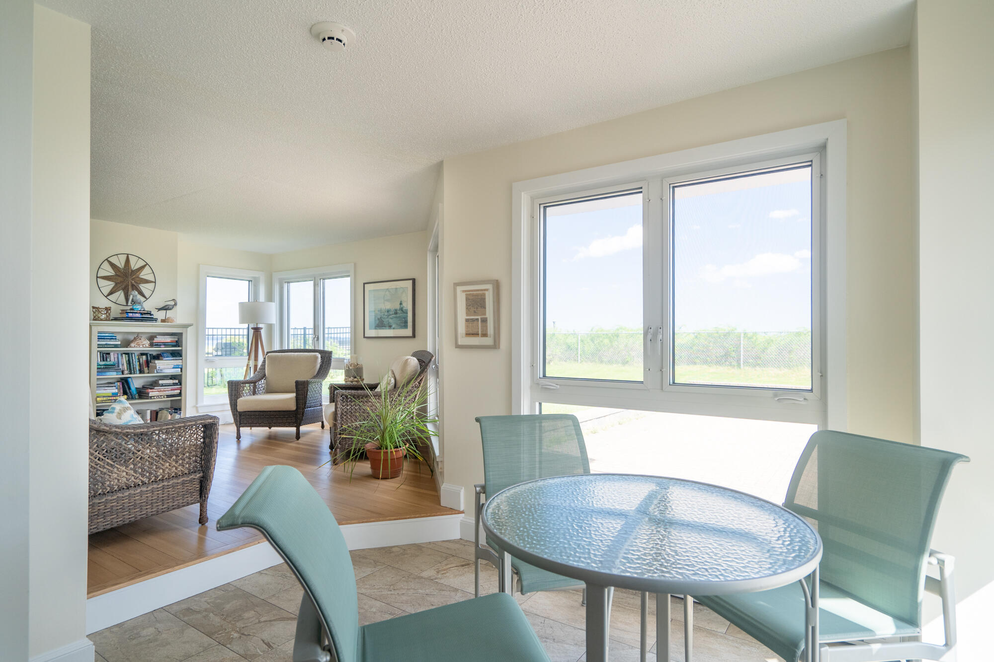 219 E Grand Avenue, 5C