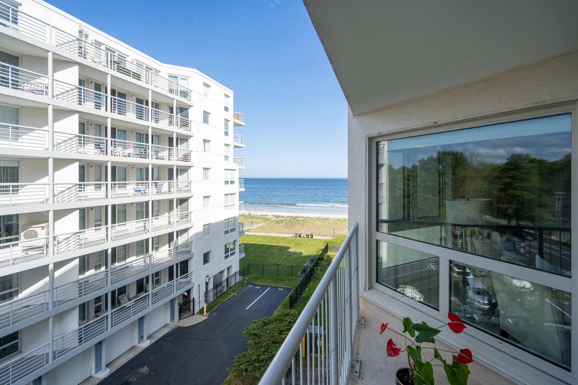 219 E Grand Avenue, 5C