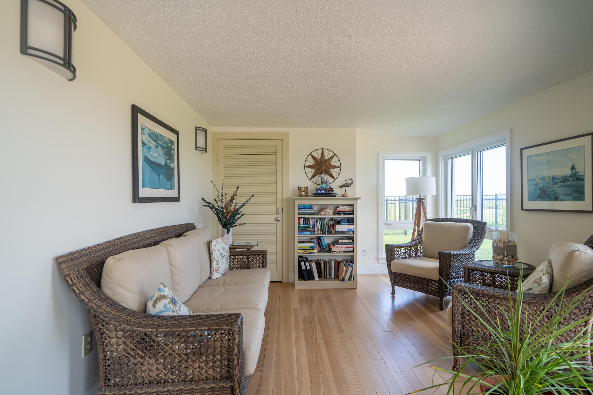 219 E Grand Avenue, 5C