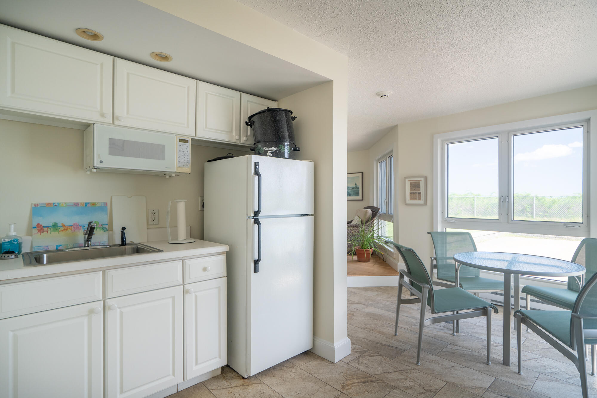 219 E Grand Avenue, 5C