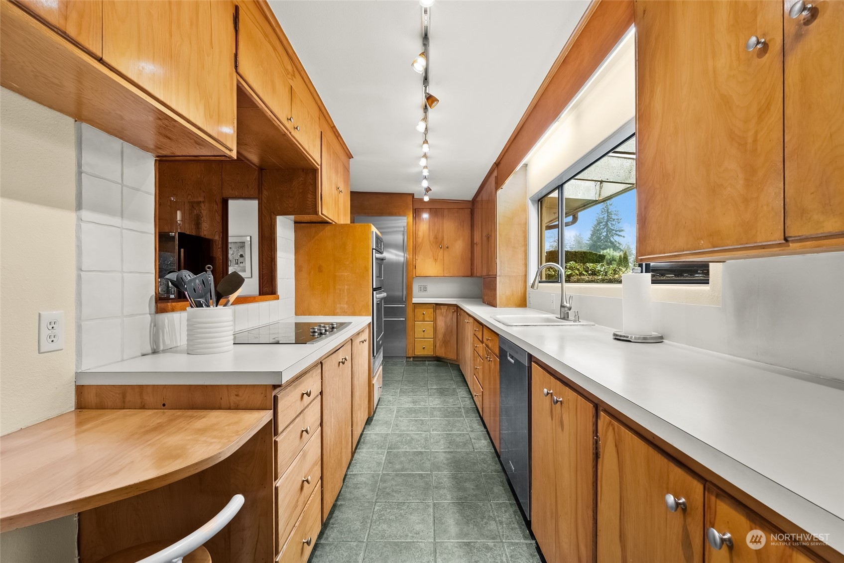 6217 Hillcrest Drive SW