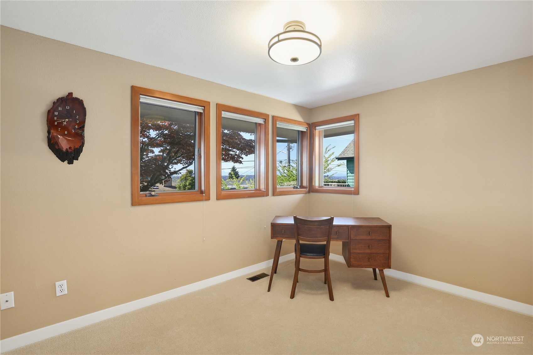 1807 N Hawthorne Drive