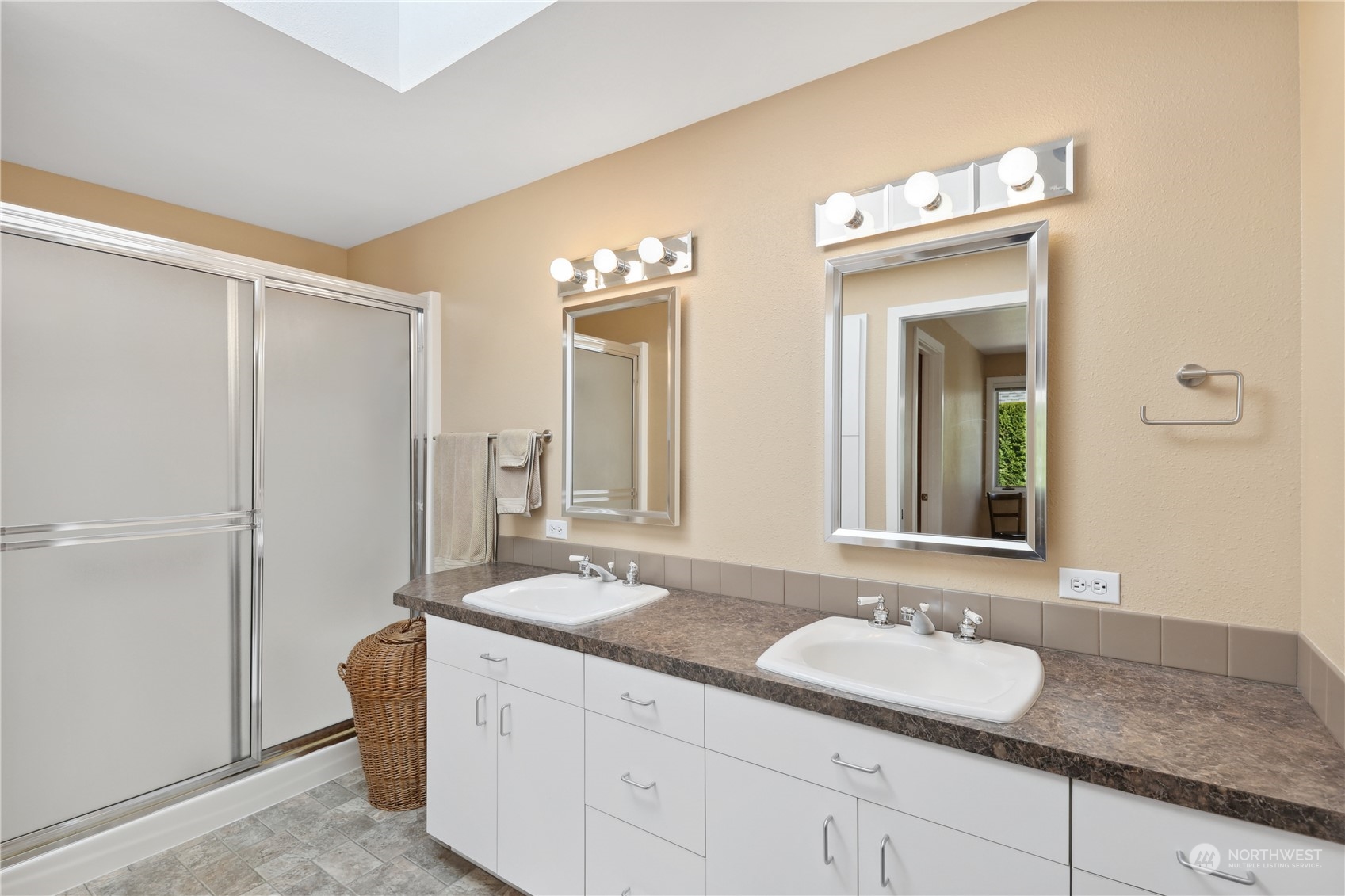 1807 N Hawthorne Drive