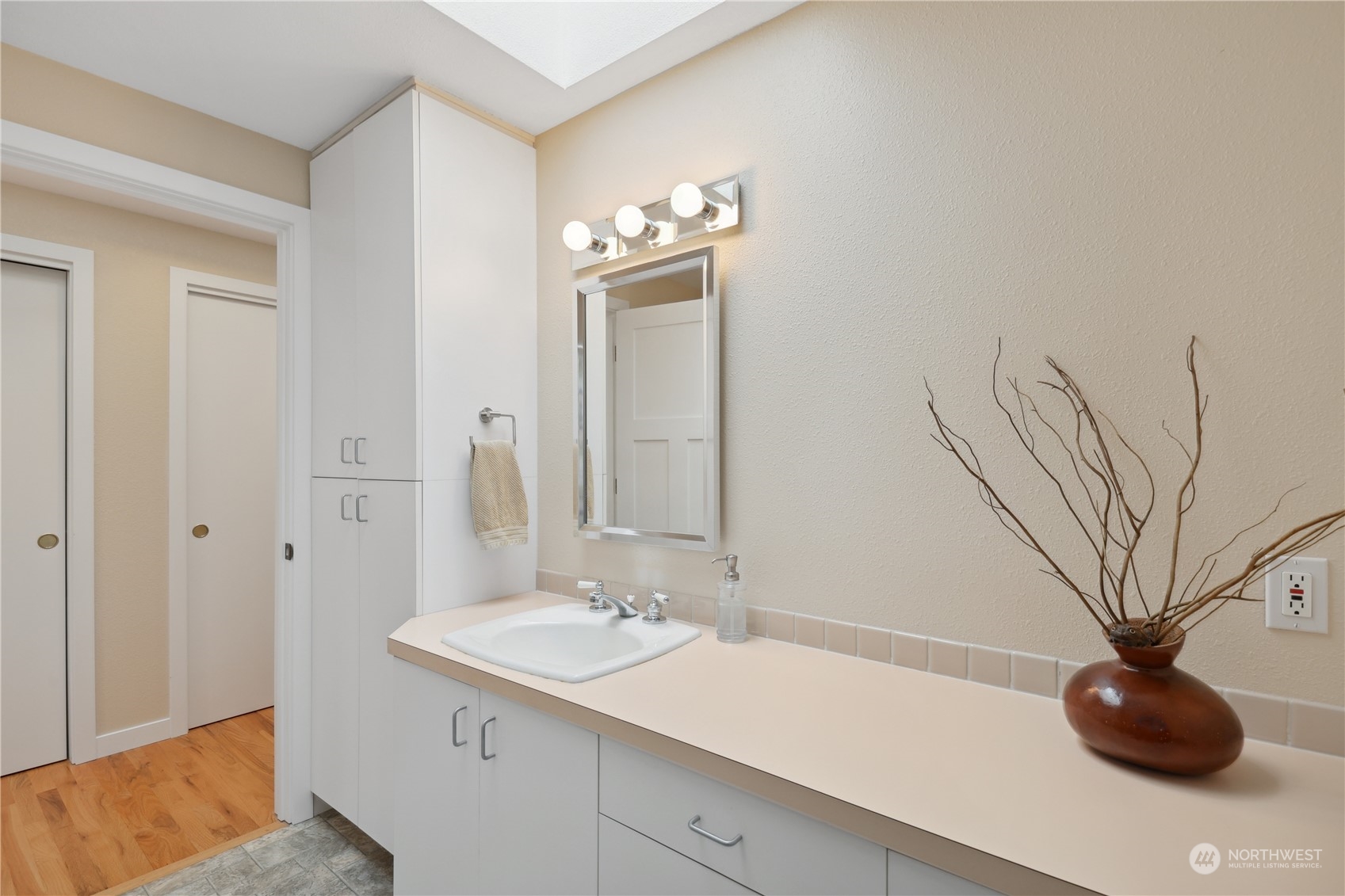 1807 N Hawthorne Drive