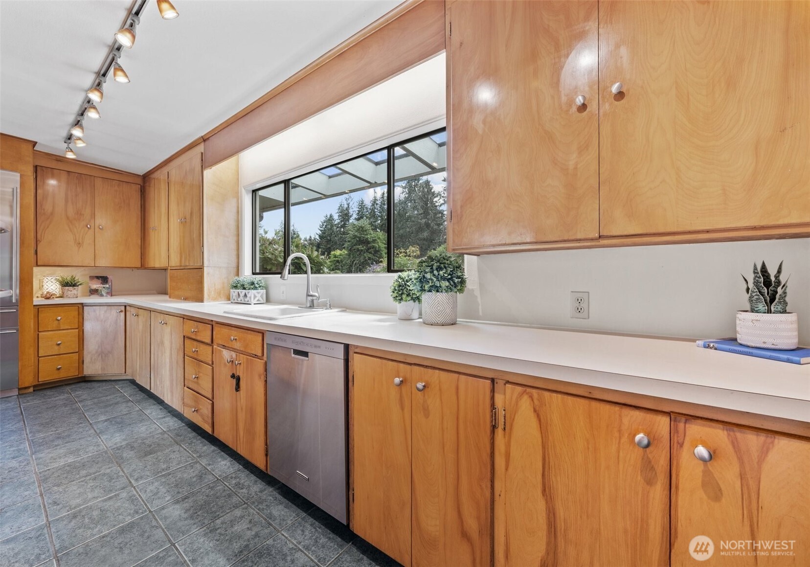 6217 Hillcrest Drive SW