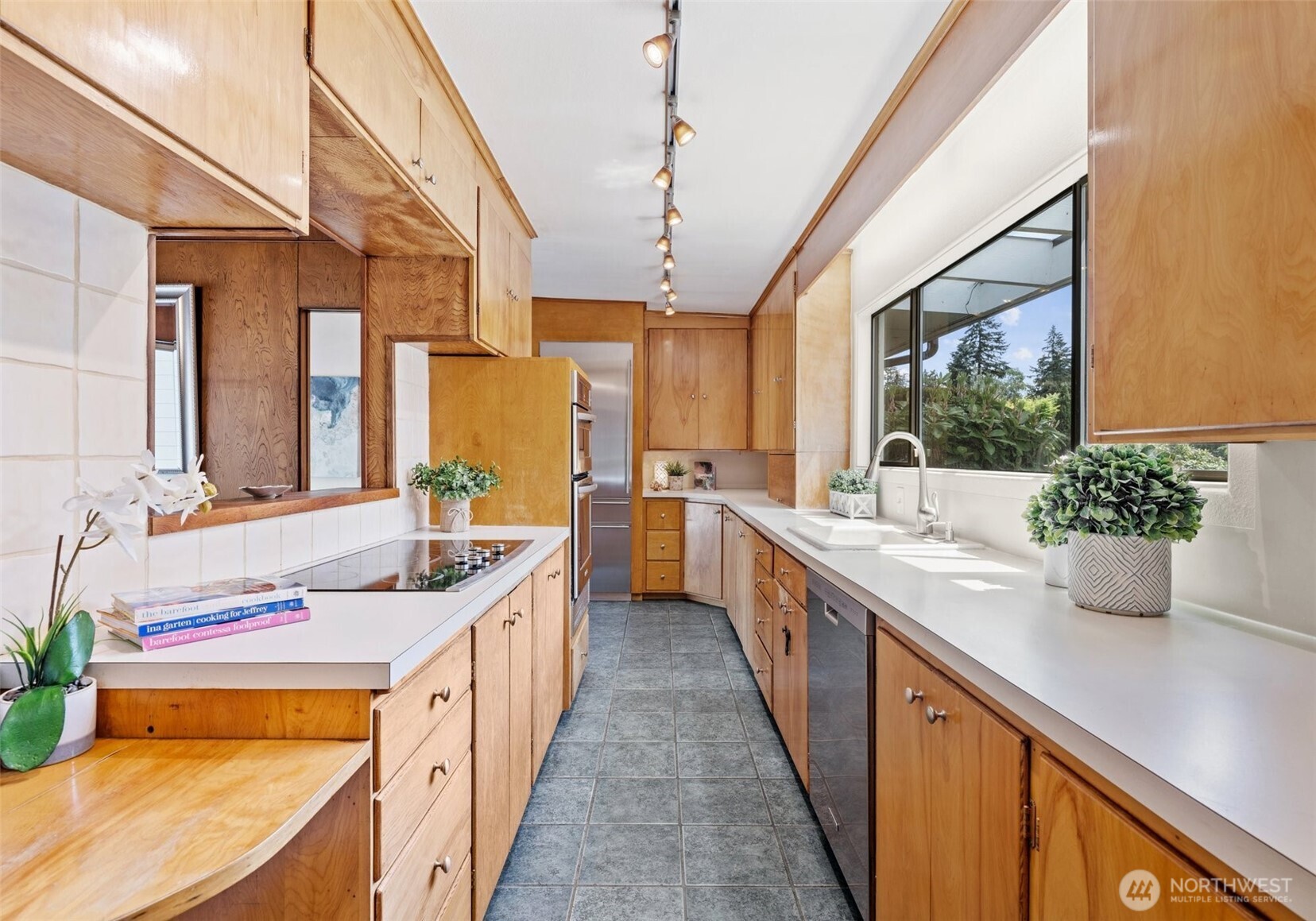 6217 Hillcrest Drive SW