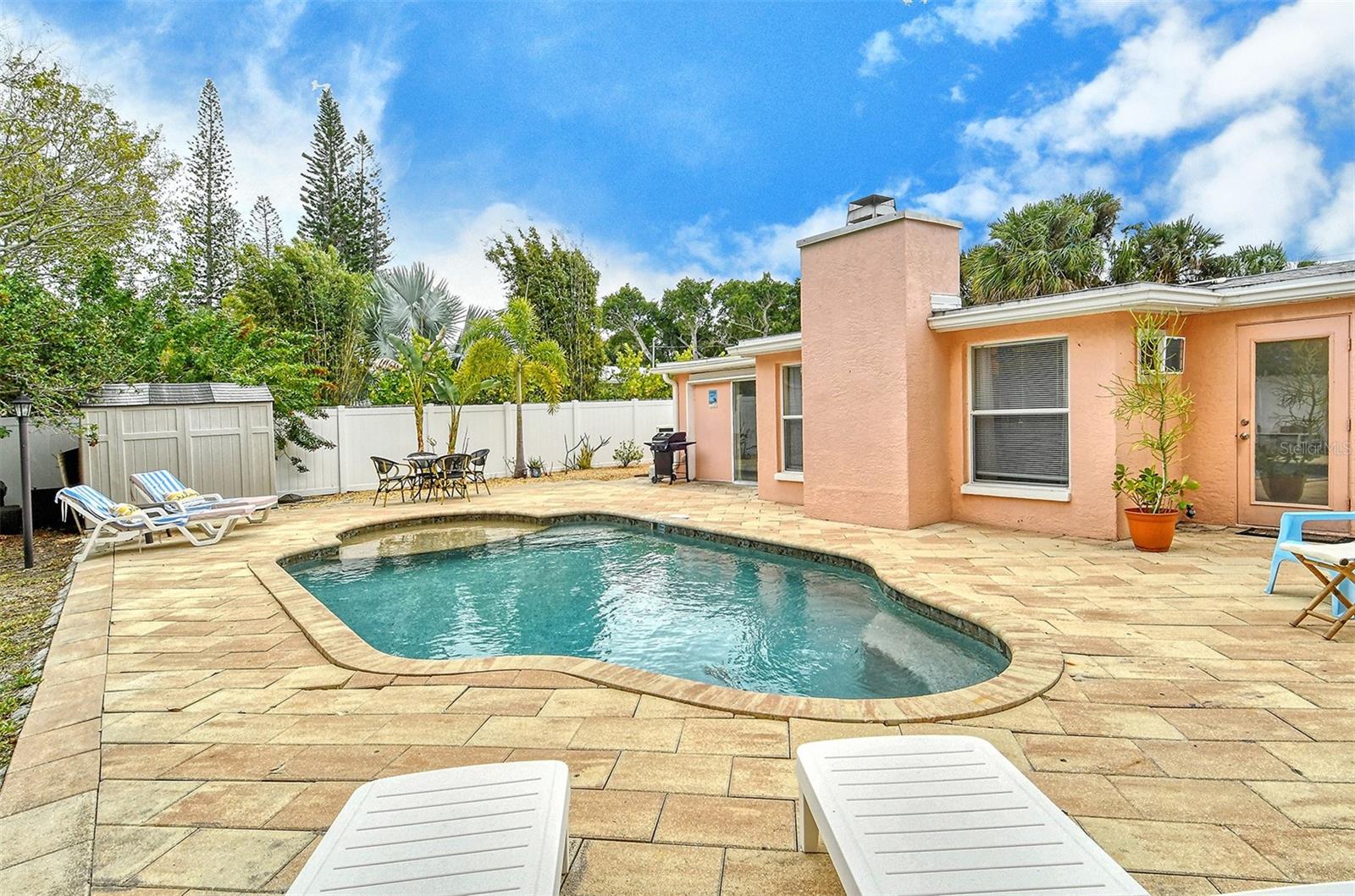 437 SW ISLAND CIRCLE