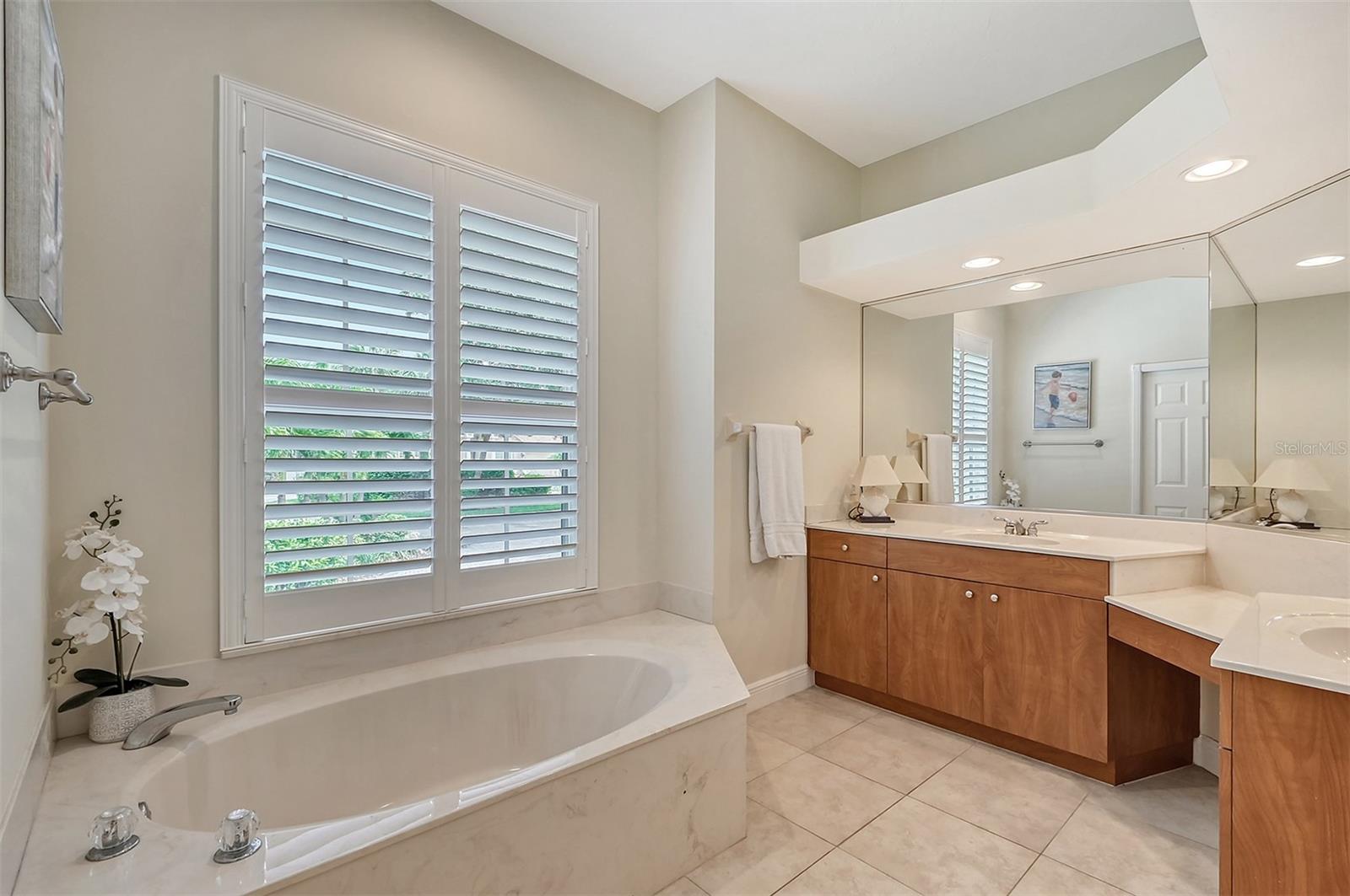 5566 SIESTA ESTATES CT