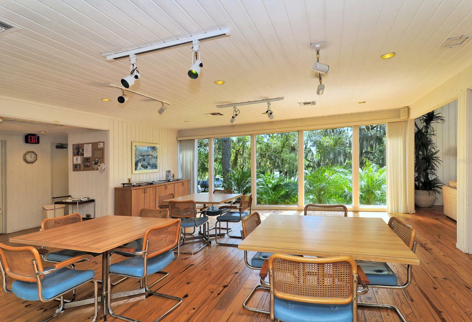 225 WOODLAND DR